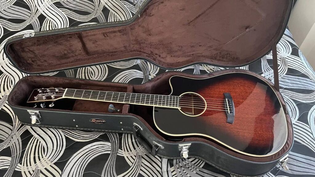 Kytara Tanglewood TW5 E AVB v pevném kufru Ortega